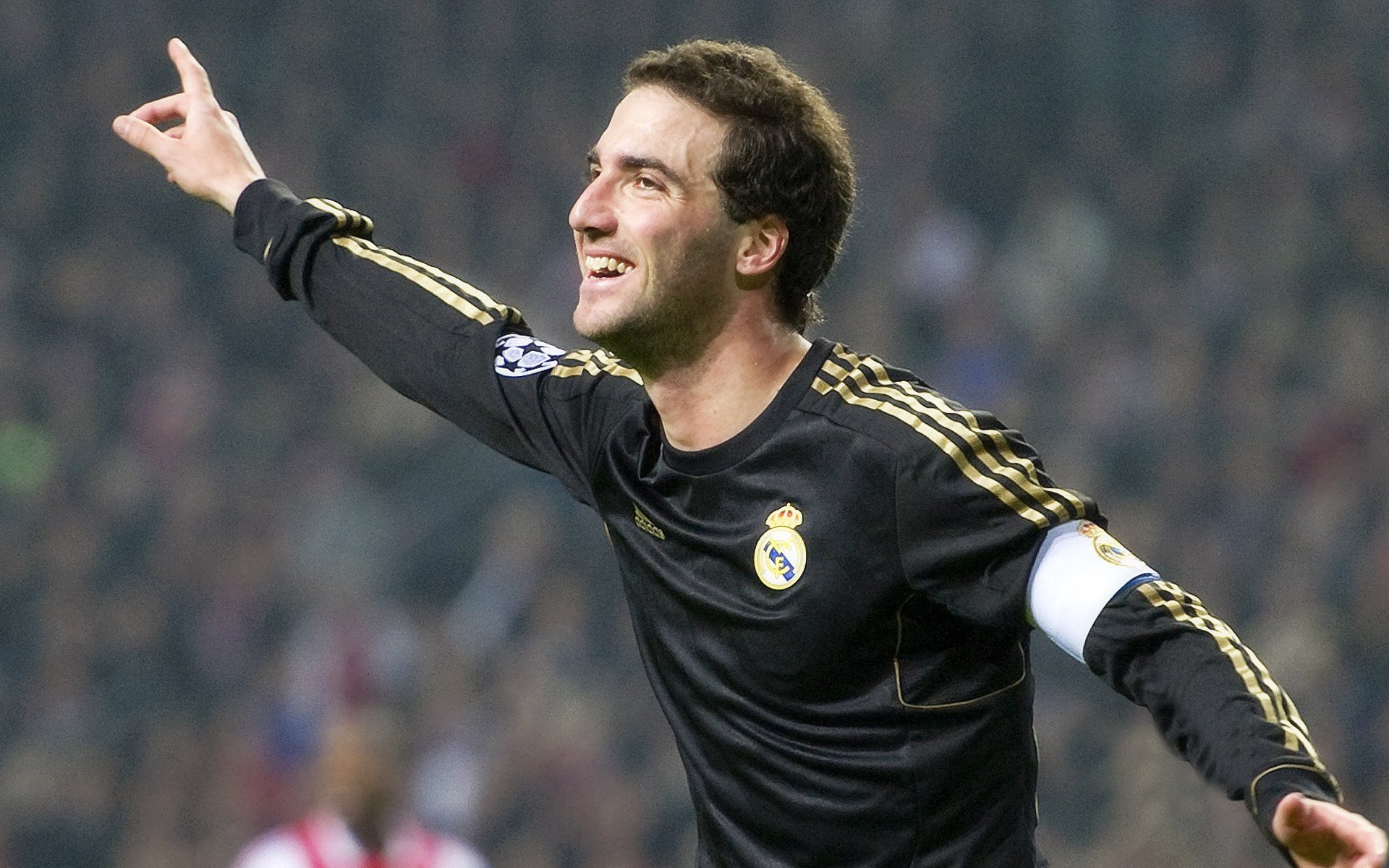 “荒漠之王：金色沙丘上的生死追逐”，沙漠金色是什么颜色