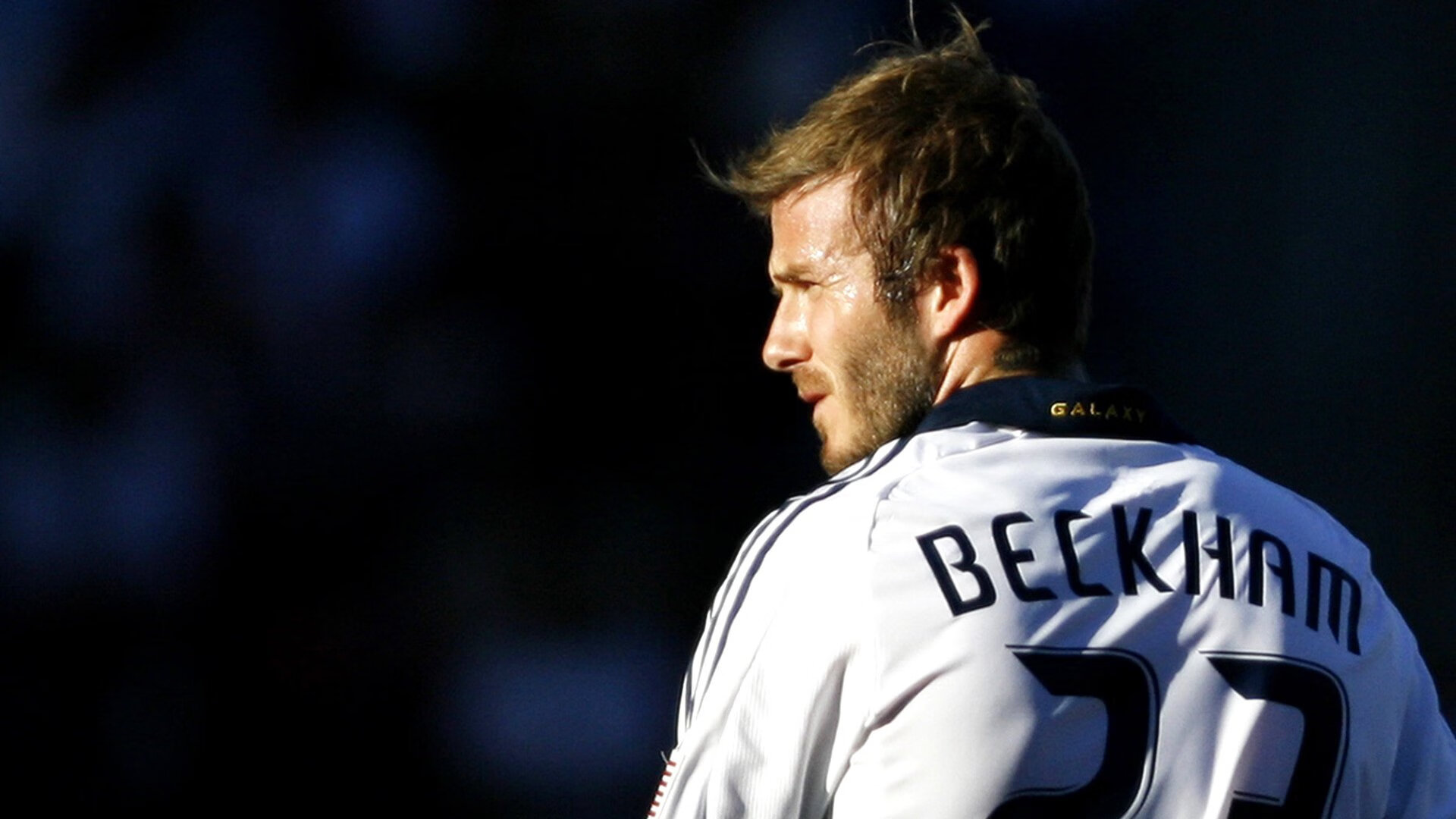 爱游戏官方主页-拜仁边路传中：多次利用宽度撕裂防线，战术奏效，拜仁左边路